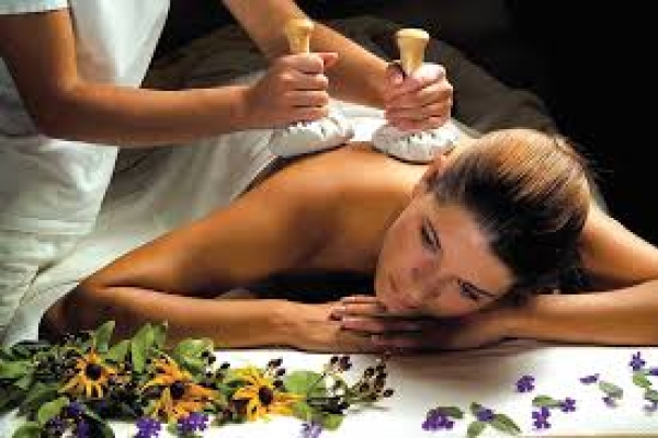 Массаж горячими травяными мешочками