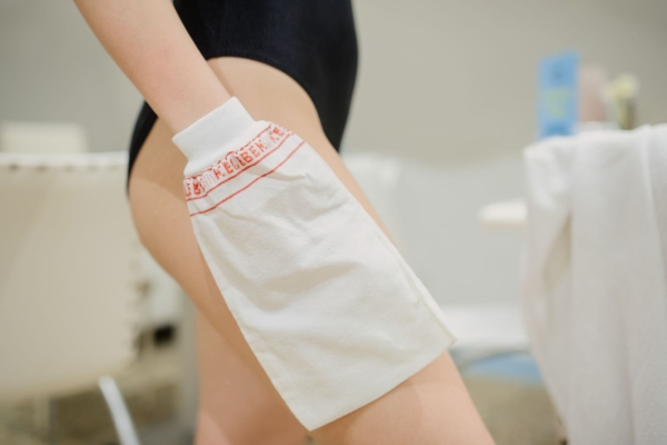 Массажный пилинг рукавицей — 15–20 минут